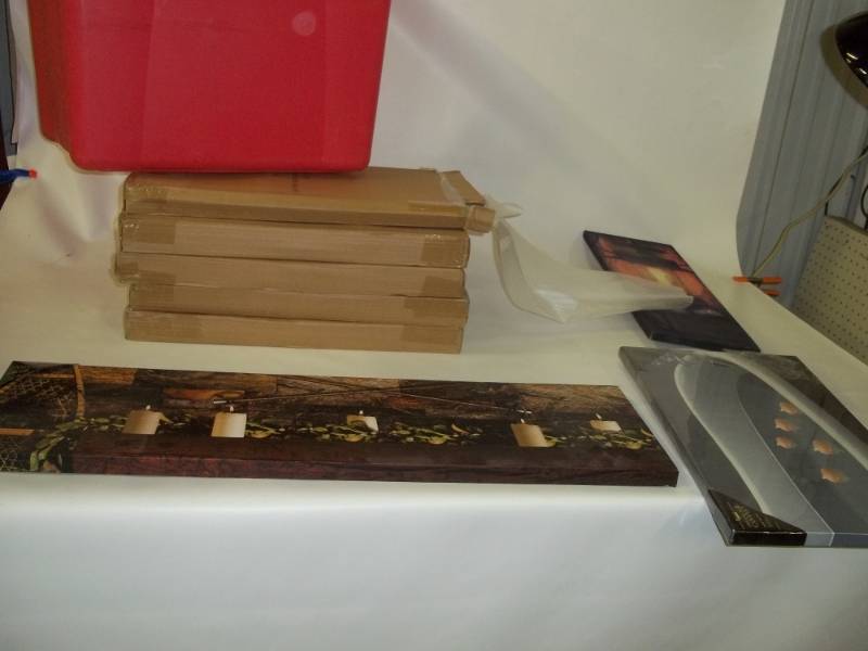 lot 75 image: 12 Candle Dcor Pictures they run on 2 AA Batteries with red tote