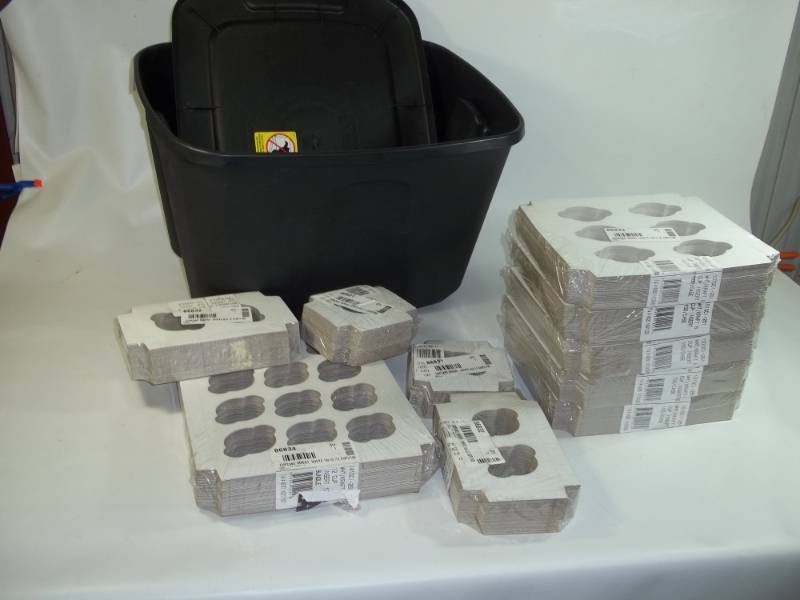 lot 77 image: 1000 Cup Cake Inserts with tote and lid