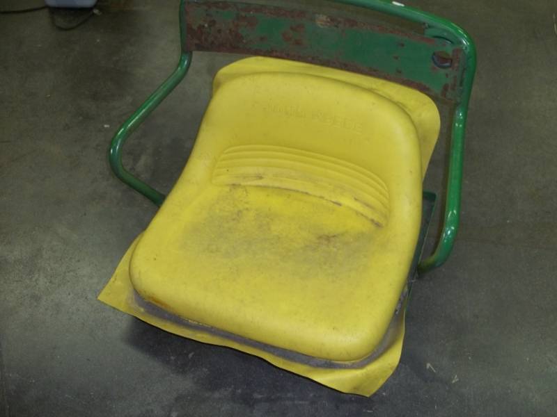 lot 89 image: John Deere Tractor Seat