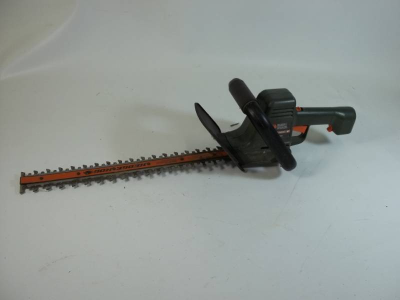lot 93 image: 18 Hedge Trimmers
