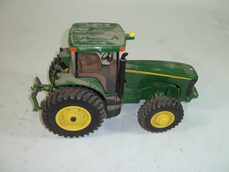 lot 170 image: John Deere Toy Tractor