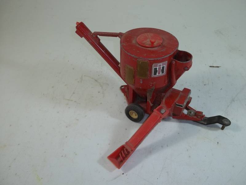 lot 171 image: IH Toy Feed Mill