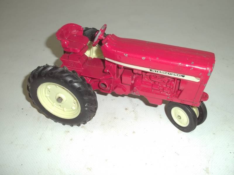 lot 173 image: IH Toy Tractor