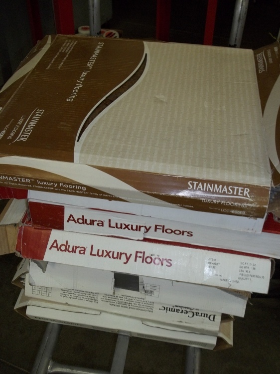 lot 236 image: 16 x 16 Flooring Squares Assorted Colors