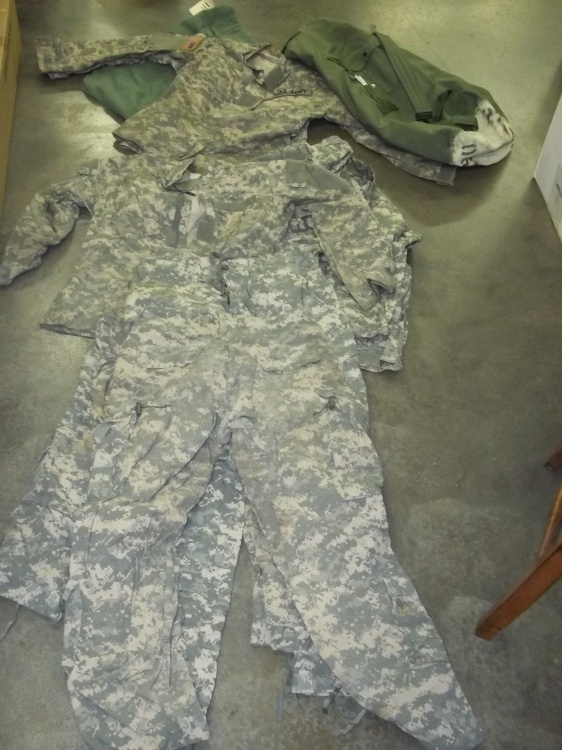 lot 239 image: 4 Sets of Camo Military Shirt and pants with Duffle bags