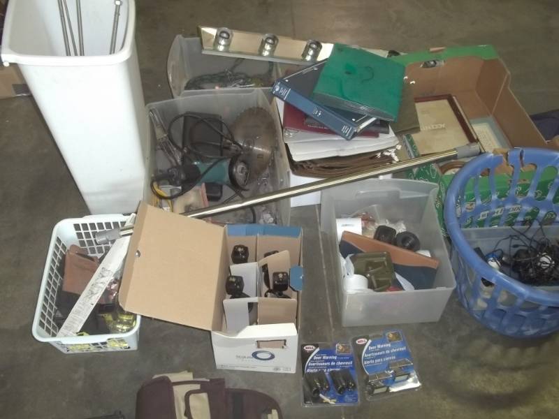 lot 273 image: Large lot of assorted items