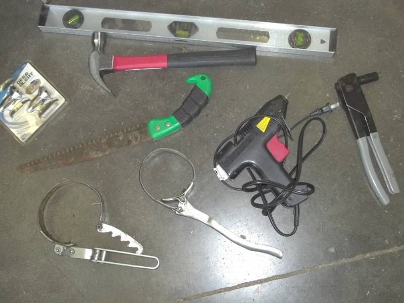 lot 278 image: Hammer, Glue gun, Saw, Level 2 oil Wrenches, Deer Alert and Rivet Gun