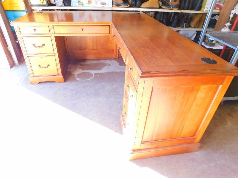lot 1 image: Solid Oak L-Shaped Desk
