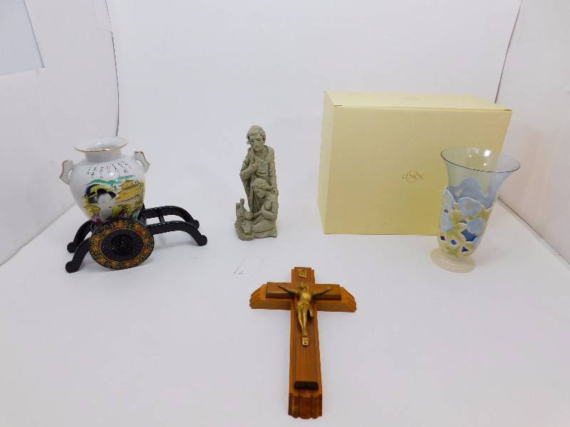 lot 13 image: Lot of Authentic Japanese Decor Items & Other Things