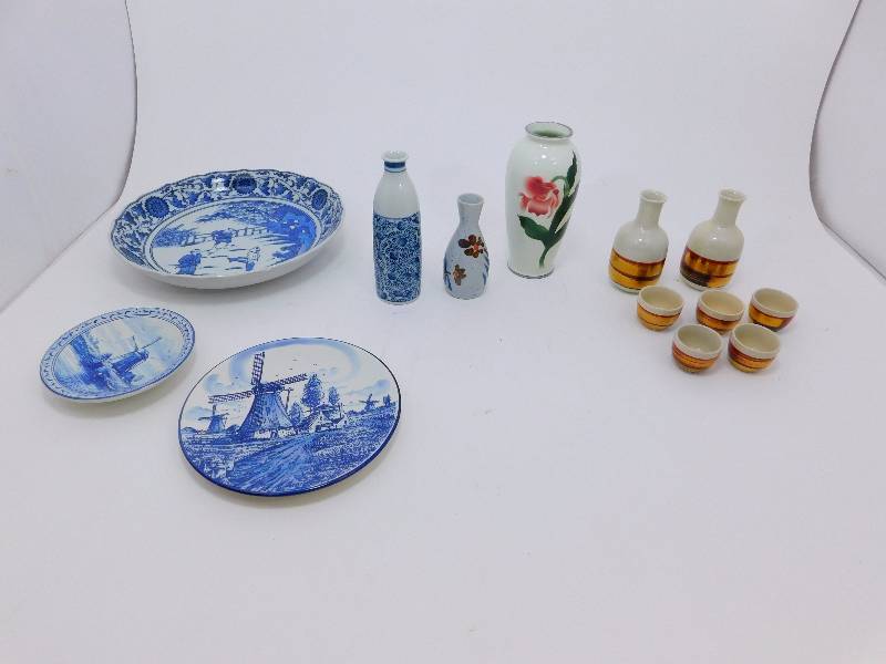 lot 14 image: Authentic Japanese CeramicGlass Items
