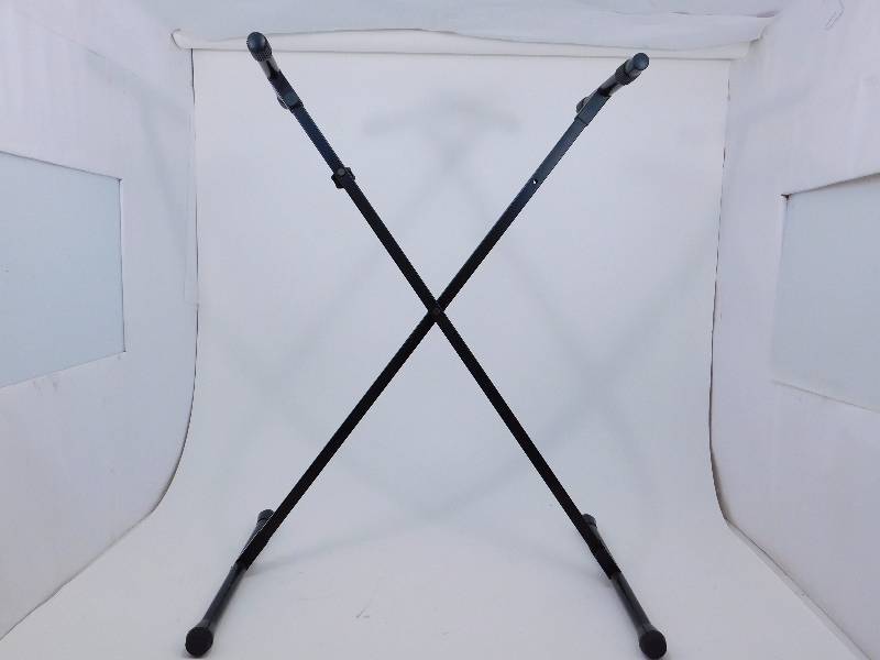 lot 16 image: Keyboard Stand