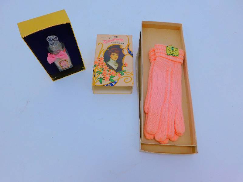 lot 25 image: Vintage Kampus Knits Gloves and Avon Trailing Arbutus Powder Sachet