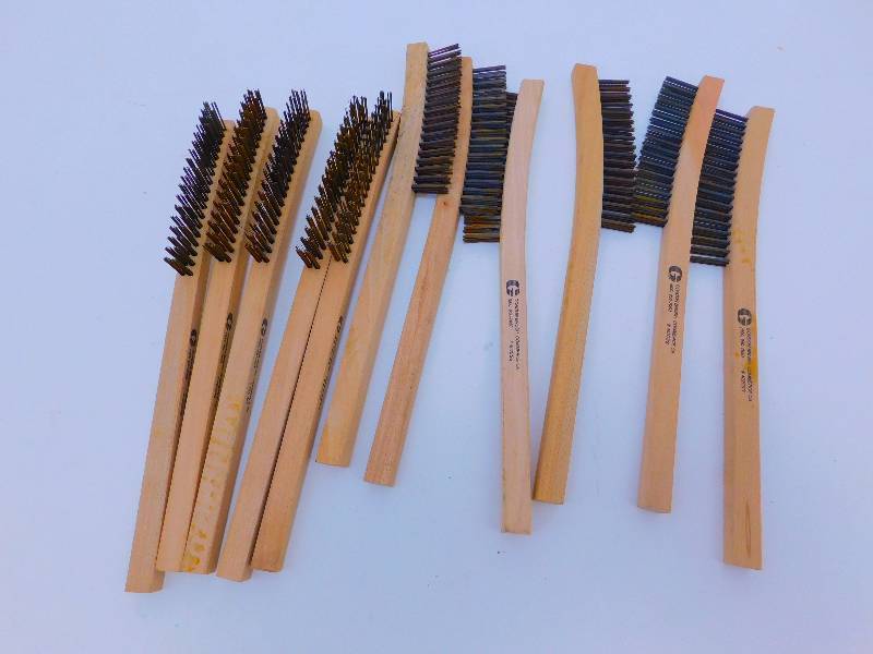 lot 47 image: (11) Wire brushes