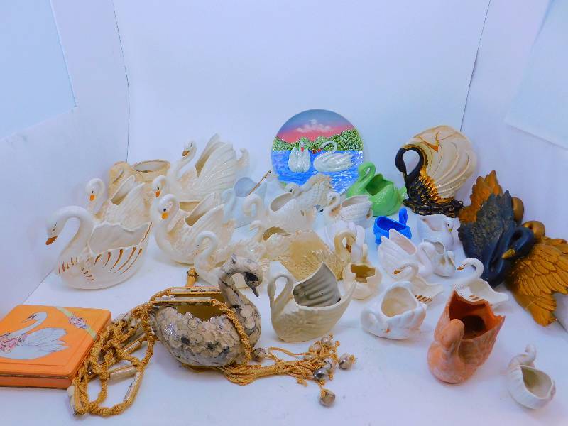 lot 62 image: Lot of Beautiful Swan Figurines