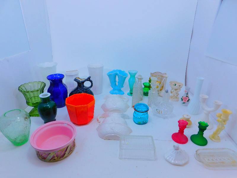 lot 65 image: Lot of Vintage Glass and Ceramic Vases
