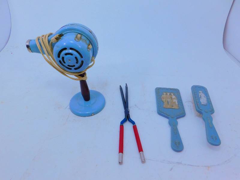 lot 66 image: Vintage Hair Dryer and other items - Works
