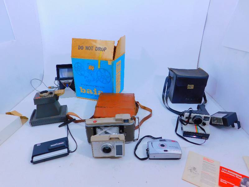 lot 83 image: Baia 8mm Live Action Movie Editor and other Vintage Cameras