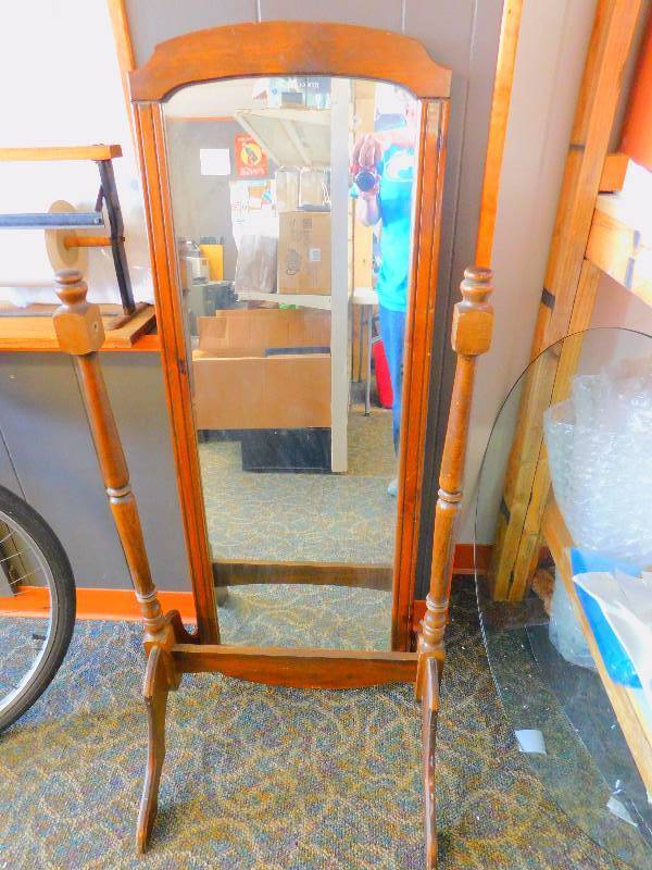 lot 84 image: Vintage Cheval Mirror