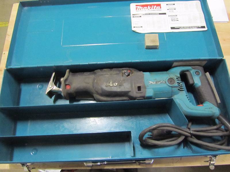 lot 22 image: Makita 15 Amp AVT Reciprocating Saw