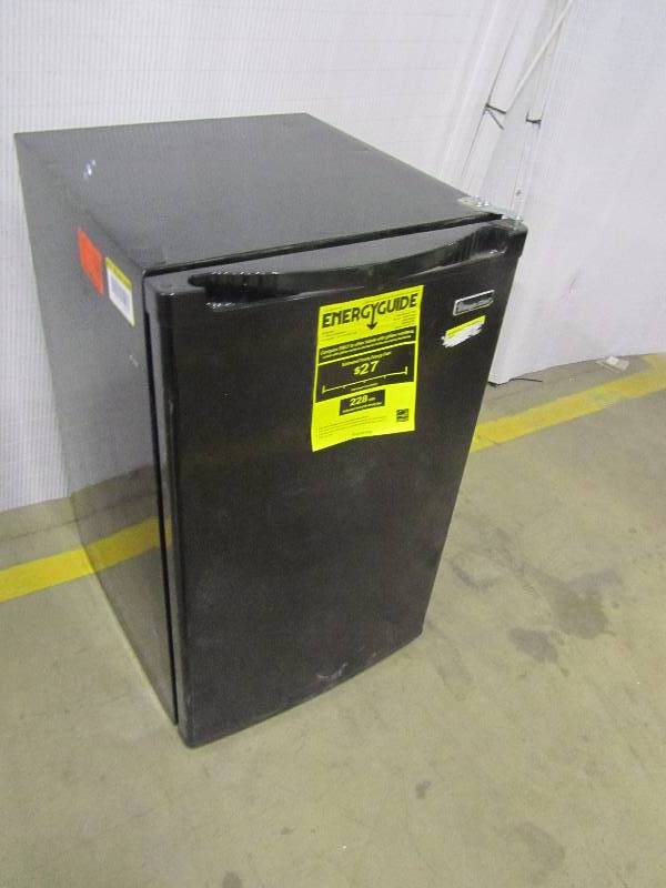 lot 47 image: Magic Chef 4.4 cu. ft. Mini Refrigerator in Black