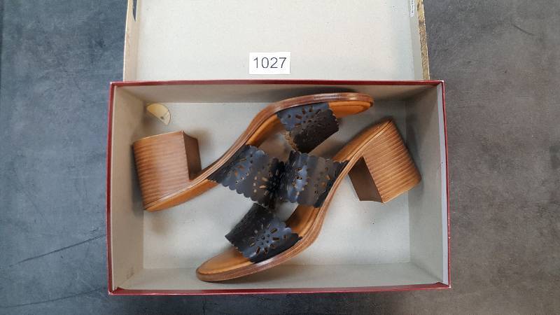 lot 1027 image: Easy Street Womens Susana Sandals - Wide Black size 8