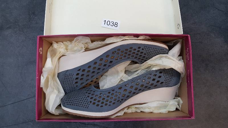 lot 1038 image: Naturalizer Womens Brelynn Wedge  Shoes - Wide Denim size 8.5
