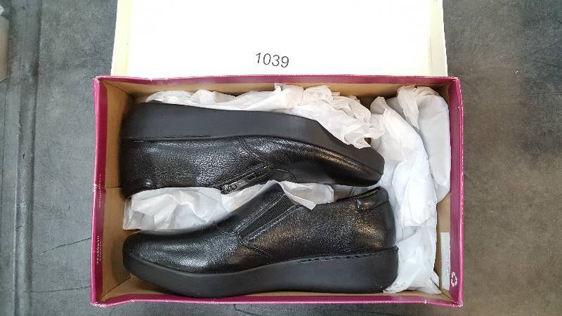 lot 1039 image: Womens Naturalizer WM LEIGHLA Casual Shoe  Shoes - Wide Black size 8
