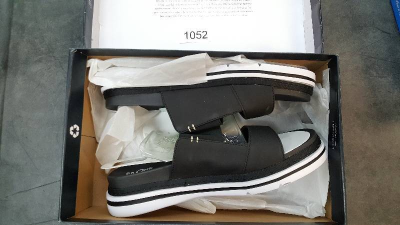 lot 1052 image: Dr.Scholls Womens Blink Slide Sandals Black size 10