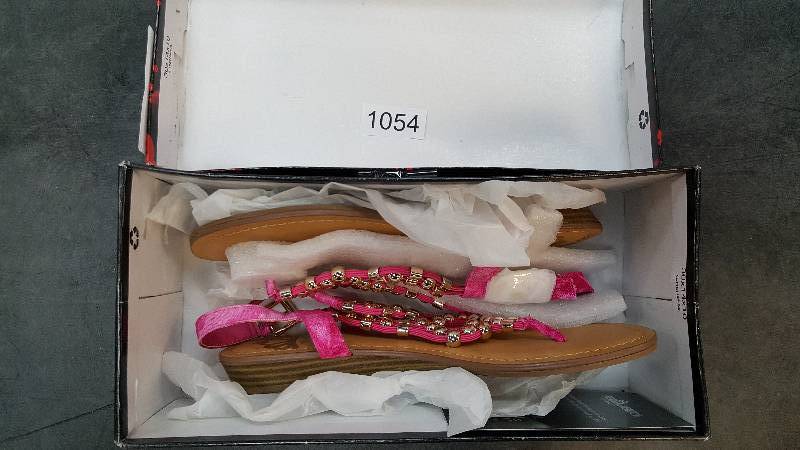 lot 1054 image: Fergalicious Womens Tito Sandals Pink size 7