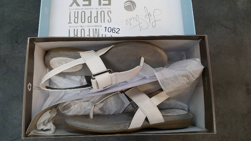 lot 1062 image: LifeStride Womens Brooke Thong Sandasl White size 6