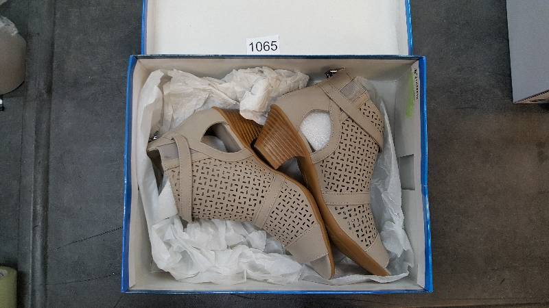lot 1065 image: Easy Street Womens Carrigan Sandals Grey size 6