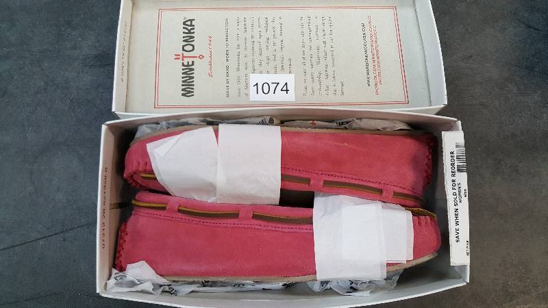 lot 1074 image: Minnetonka Womens Cally Slipper  Slippers Hot Pink size 9
