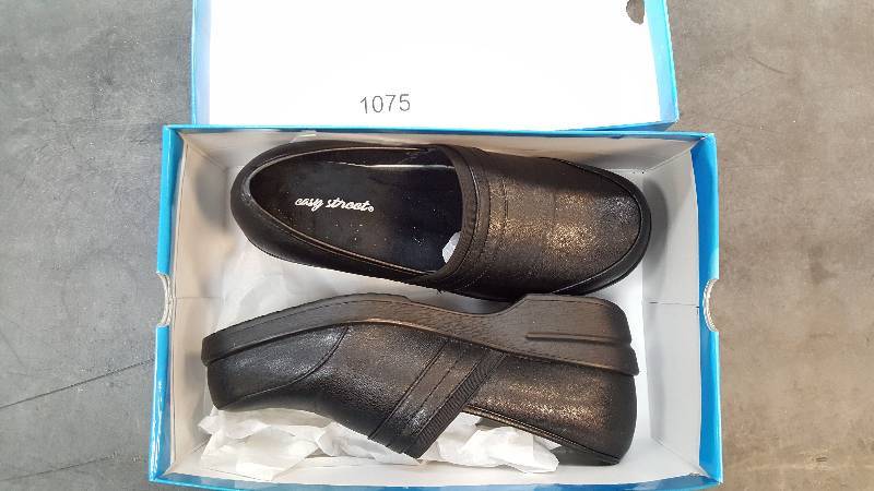 lot 1075 image: Womens Easy Street Origin Comfort Clog  Shoes - Wide Black Smooth size 9.5