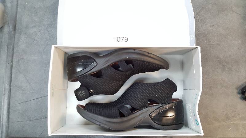 lot 1079 image: BZees Womens Kiss Sandals Black Mesh size 7.5