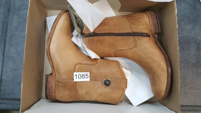 lot 1085 image: Frye Womens Melissa Button Short Boot  Boots Beige size 7