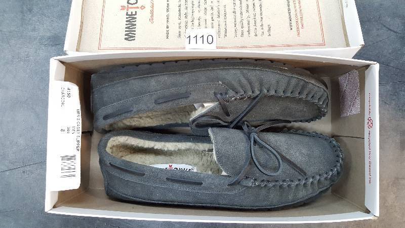 lot 1110 image: Minnetonka Mens Casey Slipper  Slippers Charcoal size 8
