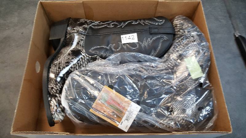 lot 1142 image: Laredo Mens 12 Snake Print Boot   Boots - Wide BlackWhite size 10