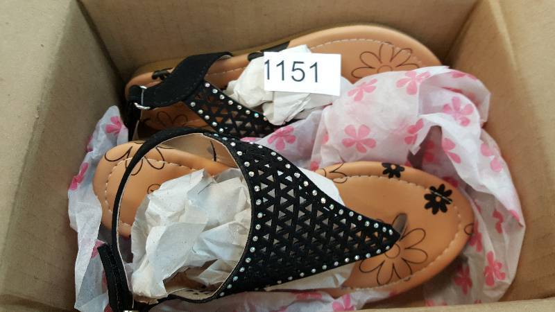 lot 1151 image: Petalia Grade School Girls Thong Sandals  Sandal Black size 1