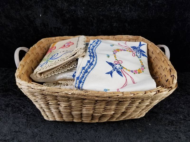 lot 60 image: Lot - Misc Fanciwork & Linens