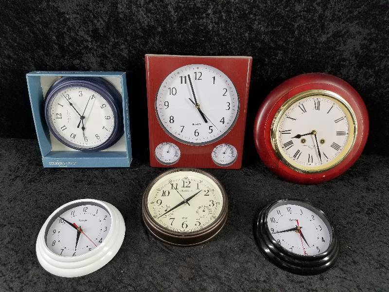 lot 26 image: Lot - Misc Clocks