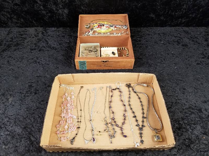 lot 27 image: Lot - Misc Jewelry