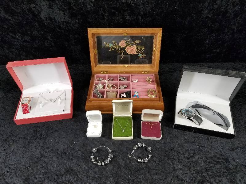 lot 28 image: Lot - Misc Jewelry & Jewelry Box