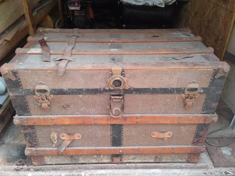 lot 1 image: Vintage Steamer Trunk