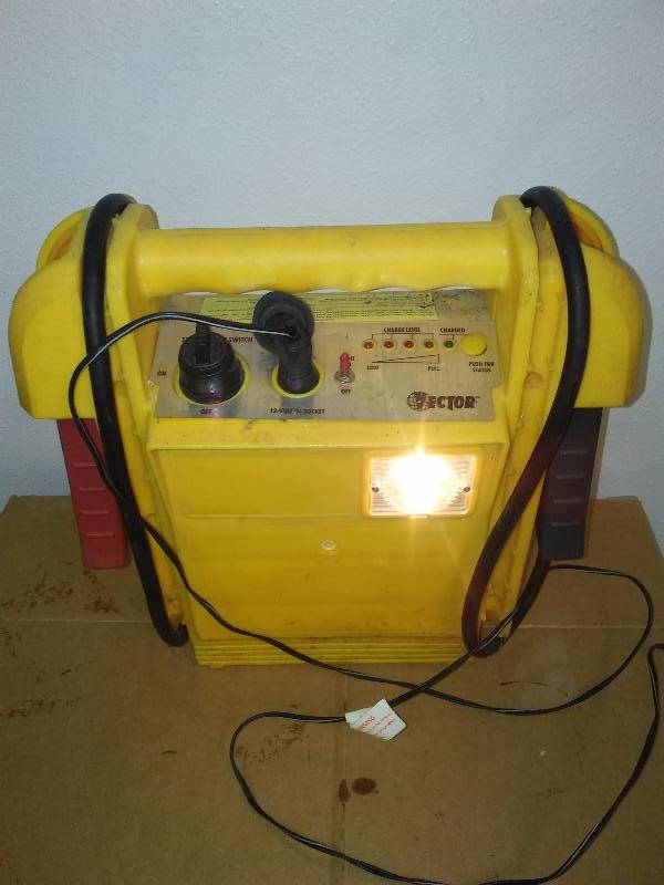 lot 7 image: Vector Battery Starter Pack with flashlight, Powers on
