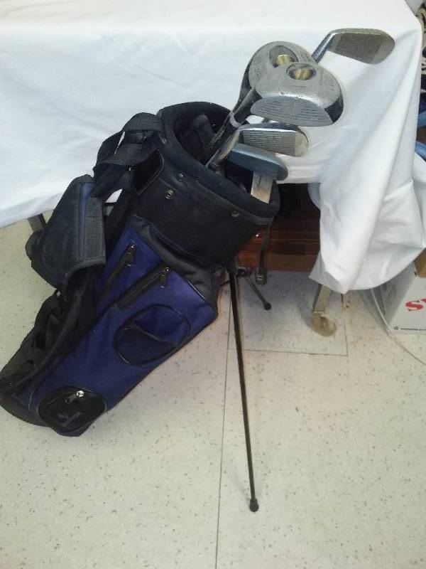 lot 19 image: Jr. Sized Golf Clubs with Stand-up Bag, Right Hand, Spalding, Tour XL Jr, Some mismatched clubs