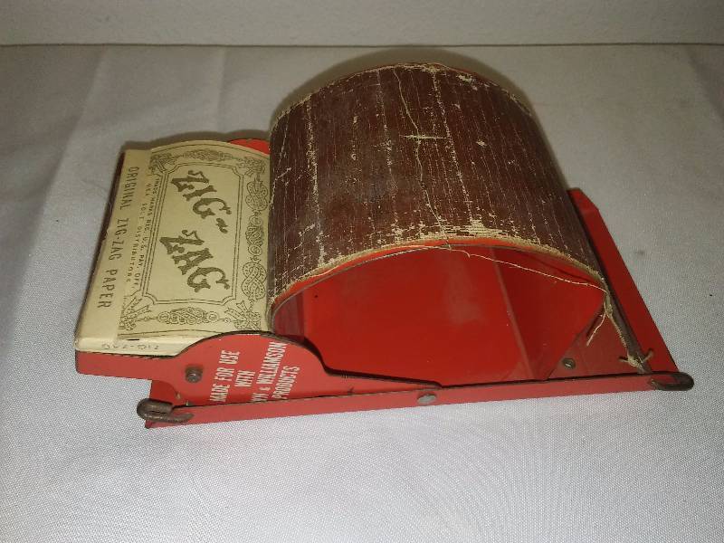 lot 33 image: NEAR MINT 1950s Brown & Williamson Cigarette Roller Zig Zag papers
