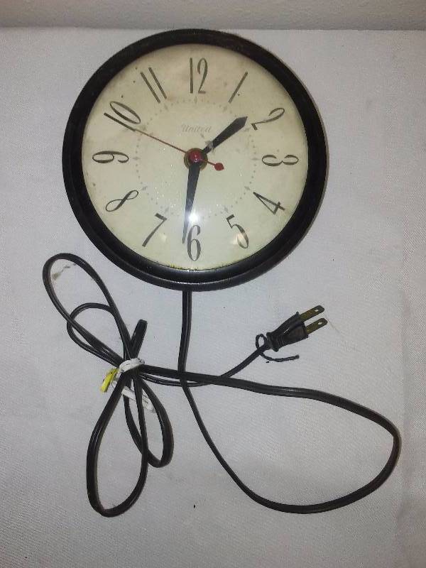 lot 40 image: Vintage United Wall Clock, in working condition, Model 68