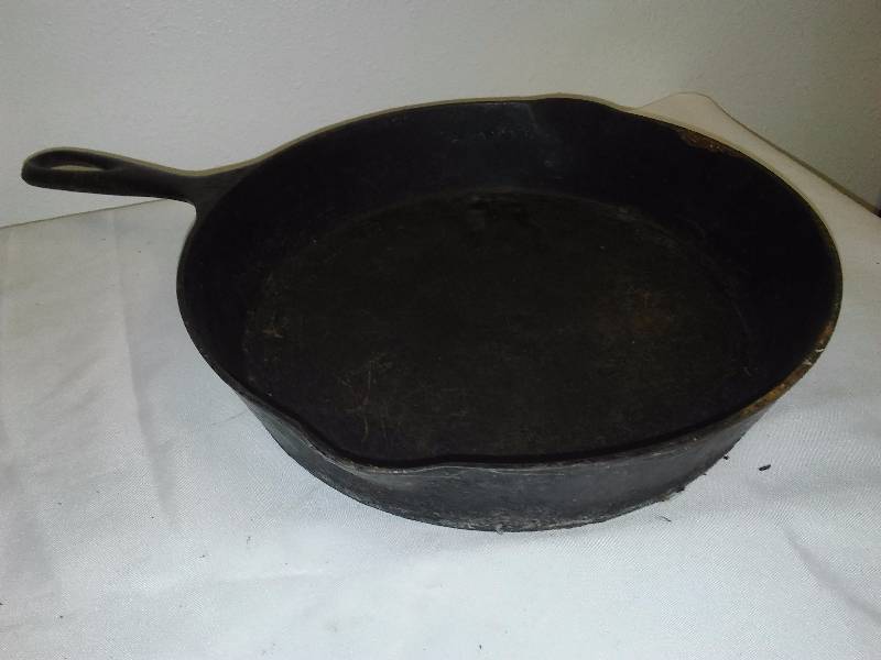 lot 42 image: Cast Iron Fry Pan, 10 inch