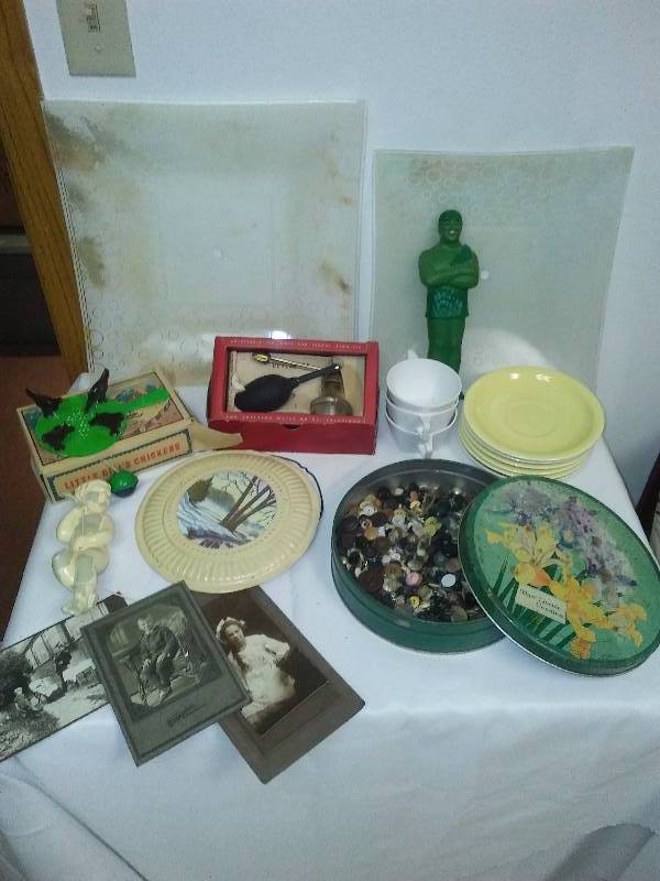 lot 48 image: Eclectic Circa 1950 Vintage Lot, Billys Chicken Game DEVILBISS ATOMIZER NO. 15 WITH ORIGINAL BOX, Green Giant, Buttons and more