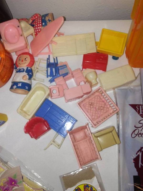 lot 58 image: Vintage Marx Doll House Furniture (Circa 1950) and more